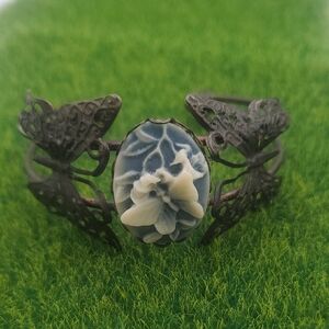 Elegant Butrerfly Carved Floral Cameo Bracelet B3317